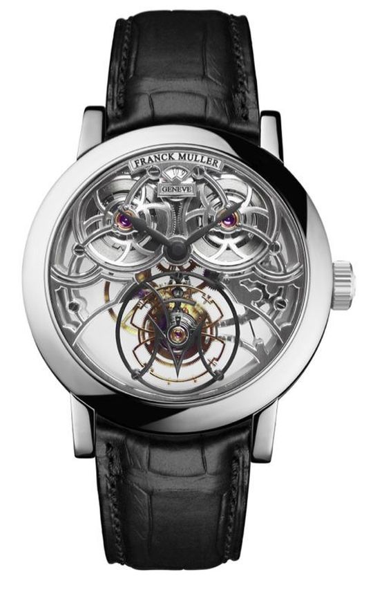Modèle Giga Tourbillon Ronde squelette de Franck Muller. Toujours dotée d’un Tourbillon de 20 mm de diamètre occupant la moitié de la montre, cette pièce offre un design classique et épuré grâce à ses lignes rondes et son squelettage. Le mouvement a été inversé, les ponts se retrouvent côté cadran, la partie de mise à l’heure et du remontoir côté fond et l’aiguille des heures se situe sur celle des minutes. Modèle Giga Tourbillon Ronde squelette de Franck Muller. Toujours dotée d’un Tourbillon de 20 mm de diamètre occupant la moitié de la montre, cette pièce offre un design classique et épuré grâce à ses lignes rondes et son squelettage. Le mouvement a été inversé, les ponts se retrouvent côté cadran, la partie de mise à l’heure et du remontoir côté fond et l’aiguille des heures se situe sur celle des minutes.