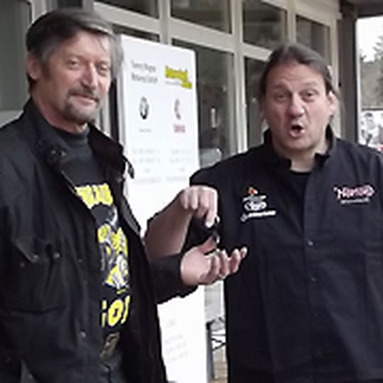 Tommy Wagner (re.) übergibt Karlheinz Göhner, dem ersten deutschen Norton Euro-3-Kunden, die Schlüssel für sein Fahrzeug. Tommy Wagner (re.) übergibt Karlheinz Göhner, dem ersten deutschen Norton Euro-3-Kunden, die Schlüssel für sein Fahrzeug.