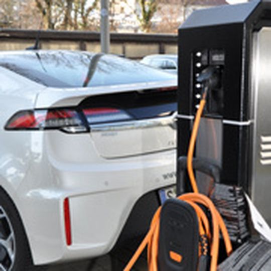 Während der Kinovorstellung bei Staiger das E-Auto laden. Während der Kinovorstellung bei Staiger das E-Auto laden.