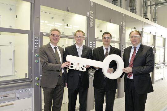 Er hat jetzt die Schlüsselhoheit über das neue Laborgebäude: Dr. Thorsten Dreier (2.v.l.), Abteilungsleiter der Verfahrensforschung in der Isocyanat-Produktion bei Bayer MaterialScience. Auf die ersten Forschungsergebnisse seines Teams warten Dr. Joachim Wolff (2.v.r.), Leiter des Bereichs Polyurethane von Bayer MaterialScience, Dr. Steffen Kühling (l.), Leiter Produktion & Technologie für Polyurethane, und Dr. Klaus Jaeger (r.), Leiter des BMS-Standortverbunds Nordrhein-Westfalen (Bild: Bayer MaterialScience) Er hat jetzt die Schlüsselhoheit über das neue Laborgebäude: Dr. Thorsten Dreier (2.v.l.), Abteilungsleiter der Verfahrensforschung in der Isocyanat-Produktion bei Bayer MaterialScience. Auf die ersten Forschungsergebnisse seines Teams warten Dr. Joachim Wolff (2.v.r.), Leiter des Bereichs Polyurethane von Bayer MaterialScience, Dr. Steffen Kühling (l.), Leiter Produktion & Technologie für Polyurethane, und Dr. Klaus Jaeger (r.), Leiter des BMS-Standortverbunds Nordrhein-Westfalen (Bild: Bayer MaterialScience)