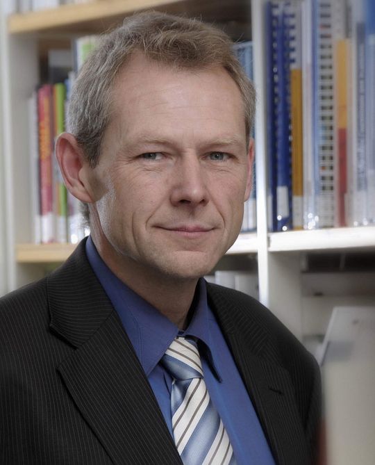 Prof. Dr. Fischedick ist Vizepräsident des Wuppertal Institut und hat eine Professur an der Schumpeter School for Business and Economics an der Bergischen Universität Wuppertal; er ist koordinierender Leitautor im Weltklimarat IPCC, Mitglied in zahlreichen nationalen und internationalen Gremien und Netzwerken sowie Koordinator vieler Projekte für öffentliche und private Auftraggeber, die sich mit konkreten Ausgestaltungsperspektiven des Energiesystems beschäftigen. (Bild: Wuppertal Institut) Prof. Dr. Fischedick ist Vizepräsident des Wuppertal Institut und hat eine Professur an der Schumpeter School for Business and Economics an der Bergischen Universität Wuppertal; er ist koordinierender Leitautor im Weltklimarat IPCC, Mitglied in zahlreichen nationalen und internationalen Gremien und Netzwerken sowie Koordinator vieler Projekte für öffentliche und private Auftraggeber, die sich mit konkreten Ausgestaltungsperspektiven des Energiesystems beschäftigen. (Bild: Wuppertal Institut)