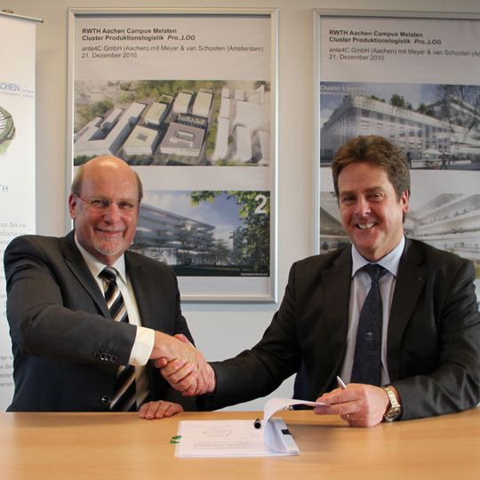 Topsystem-Geschäftsführer Dietrich von der Ahe (links) und FIR-Geschäftsführer Prof. Volker Stich besiegeln den Kooperationsvertrag. (Bild: FIR) Topsystem-Geschäftsführer Dietrich von der Ahe (links) und FIR-Geschäftsführer Prof. Volker Stich besiegeln den Kooperationsvertrag. (Bild: FIR)
