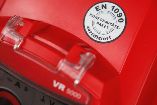Die Plakette auf der Schweißsystemfamilie Trans Steel signalisiert, dass die EN 1090-2 für Stahlkonstruktionen der Ausführungsklasse (EXC) 1 und 2 erfüllt ist. (Bild: Fronius) Die Plakette auf der Schweißsystemfamilie Trans Steel signalisiert, dass die EN 1090-2 für Stahlkonstruktionen der Ausführungsklasse (EXC) 1 und 2 erfüllt ist. (Bild: Fronius)