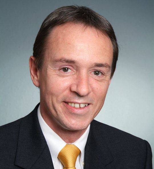 Wolfgang Perenthaler, Produktmanagement Geführte Mikrowelle, Vega: „Vega stellt in diesem Jahr mit der Gerätefamilie Vegaflex 80 die Geführte Mikrowelle und damit das Thema Usability in den Mittelpunkt. Einen Meilenstein setzt die assistierte, einfache Inbetriebnahme – für die Praxis eine schnelle, zuverlässige und sichere Anpassung an jede Messaufgabe. Die neuen TDR-Sensoren tragen auch den Anforderungen des Informationszeitalters Rechnung. Integrierte Asset-Management-Funktionen nach NE 107 ermöglichen eine vorausschauende Wartung der Sensoren und damit optimale Verfügbarkeit der Produktionsprozesse und -anlagen. Ein Datenspeicher zeichnet die gesamte Gerätehistorie automatisch auf. Als eine der zahlreichen Neuerungen erfasst der Vegaflex bis zu 100.000 Messwerte und dokumentiert alle Parameteränderungen mit Echtzeitinformationen.“ Wolfgang Perenthaler, Produktmanagement Geführte Mikrowelle, Vega: „Vega stellt in diesem Jahr mit der Gerätefamilie Vegaflex 80 die Geführte Mikrowelle und damit das Thema Usability in den Mittelpunkt. Einen Meilenstein setzt die assistierte, einfache Inbetriebnahme – für die Praxis eine schnelle, zuverlässige und sichere Anpassung an jede Messaufgabe. Die neuen TDR-Sensoren tragen auch den Anforderungen des Informationszeitalters Rechnung. Integrierte Asset-Management-Funktionen nach NE 107 ermöglichen eine vorausschauende Wartung der Sensoren und damit optimale Verfügbarkeit der Produktionsprozesse und -anlagen. Ein Datenspeicher zeichnet die gesamte Gerätehistorie automatisch auf. Als eine der zahlreichen Neuerungen erfasst der Vegaflex bis zu 100.000 Messwerte und dokumentiert alle Parameteränderungen mit Echtzeitinformationen.“