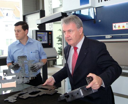 Der Geschäftsführer von Trumpf Austria, Dr. Alfred Hutterer, erklärt die Formung eines stabilen Bauteils aus einem einzigen Blech. (R. Dorner) Der Geschäftsführer von Trumpf Austria, Dr. Alfred Hutterer, erklärt die Formung eines stabilen Bauteils aus einem einzigen Blech. (R. Dorner)