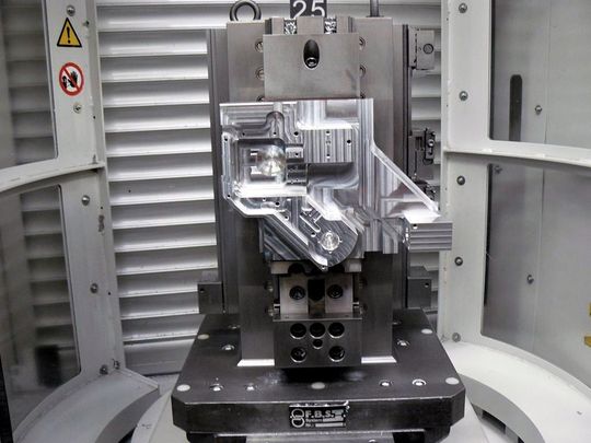 Bei der Komax AG arbeitet man unter anderem mit Spannwürfeln. So lassen sich mehrere Bauteile spannen und die Werkzeuge hierfür werden auch nur einmal gebraucht. (Bild: Heller) Bei der Komax AG arbeitet man unter anderem mit Spannwürfeln. So lassen sich mehrere Bauteile spannen und die Werkzeuge hierfür werden auch nur einmal gebraucht. (Bild: Heller)