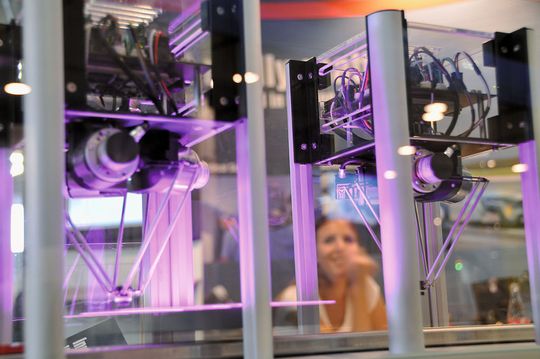 Die parallelkinematisch konzipierten Roboter zeichnen sich aus durch ein extrem schnelles und präzises Handling auch von kleinsten Teilen. (EPHJ-EPMT) Die parallelkinematisch konzipierten Roboter zeichnen sich aus durch ein extrem schnelles und präzises Handling auch von kleinsten Teilen. (EPHJ-EPMT)