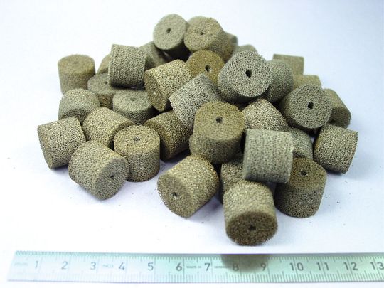 Der legierte Metallschaum ist im gesinterten Zustand sowohl schneidbar als auch wickelfähig und kann dadurch in eine beliebige Form gebracht werden. (Bild: Alantum)