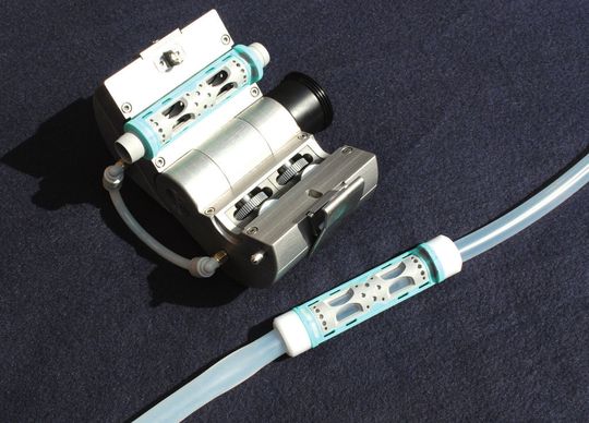 Einmal-Koloskop. Für die Dichtelemente der Antriebshülse hat Spang & Brands eine TPE-Material-Kombination (im Bild Türkis) entwickelt. (Bild: Thomas Behne)