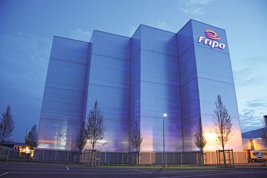 Blickfang: In der Nacht strahlt das neue Hochregal und beweist, dass Industriebauten auch schön sein können. (Bild: Fripa) Blickfang: In der Nacht strahlt das neue Hochregal und beweist, dass Industriebauten auch schön sein können. (Bild: Fripa)