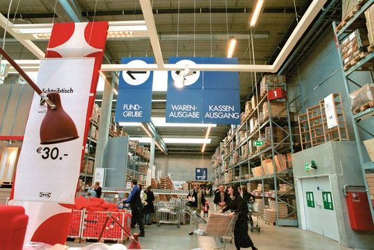 Ikea setzt in seinen Märkten Papp- anstatt Holzpaletten ein und will Transporte effizienter gestalten und Kosten einsparen. (Bild: Ikea) Ikea setzt in seinen Märkten Papp- anstatt Holzpaletten ein und will Transporte effizienter gestalten und Kosten einsparen. (Bild: Ikea)