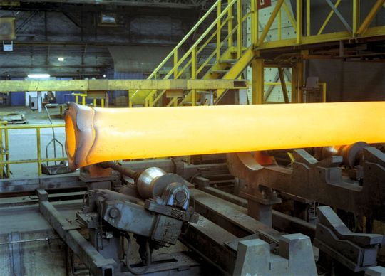 Bild 1: Rohrenden-Messanlagen am Ende der Fertigungslinien, die alle wichtigen Endmaße wie Durchmesser, Wanddicke, Rechtwinkligkeit, Ovalität und Fasenprofil erfassen und voll in den automatisierten Produktionsablauf integriert sind, gehören mittlerweile zum Standardrepertoire fortschrittlicher Walzwerke. (Bild: LAP) Bild 1: Rohrenden-Messanlagen am Ende der Fertigungslinien, die alle wichtigen Endmaße wie Durchmesser, Wanddicke, Rechtwinkligkeit, Ovalität und Fasenprofil erfassen und voll in den automatisierten Produktionsablauf integriert sind, gehören mittlerweile zum Standardrepertoire fortschrittlicher Walzwerke. (Bild: LAP)