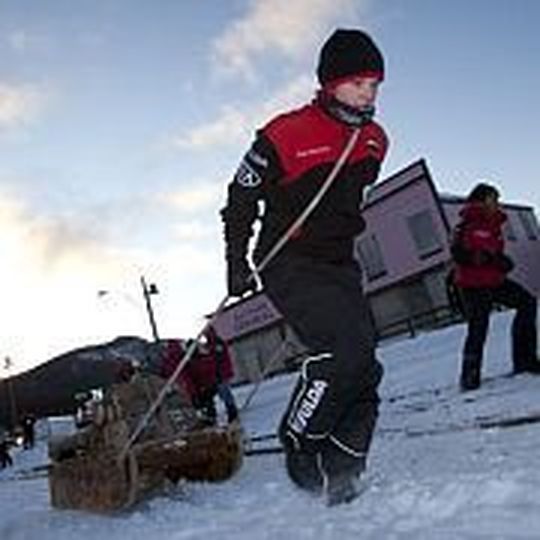 Das Ziehen eines schweren Holzschlittens war eine der Aufgaben bei der Fulda Challenge 2012. Das Ziehen eines schweren Holzschlittens war eine der Aufgaben bei der Fulda Challenge 2012.