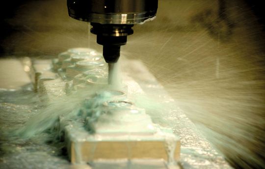 Und weiter: «Zulieferung und Produktion sind perfekt synchronisiert. In der Zelle produzieren wir täglich 5 Lose.» (Bild: Haas Automation) Und weiter: «Zulieferung und Produktion sind perfekt synchronisiert. In der Zelle produzieren wir täglich 5 Lose.» (Bild: Haas Automation)