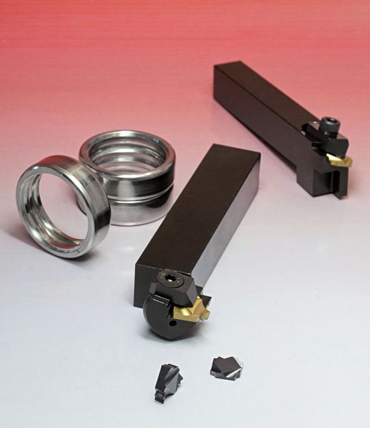Für die Bearbeitung von Kugellagern entwickelte Ceratizit in Zusammenarbeit mit SKF Bulgarien komplett neue Profilplatten aus beschichtetem Hartmetall. (Bild: Ceratizit) Für die Bearbeitung von Kugellagern entwickelte Ceratizit in Zusammenarbeit mit SKF Bulgarien komplett neue Profilplatten aus beschichtetem Hartmetall. (Bild: Ceratizit)