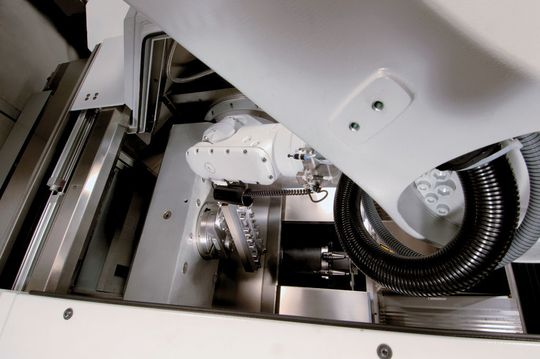 Der Arbeitsraum des BAZ C 40 U mit dem NC-Schwenkrundtisch; die Palette mit Werkstück wird per Roboter und Werkstück-/Palettengreifer beschickt. (Bild: Hermle)