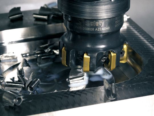 Eckfräser Polymill im Einsatz: hohes Spanvolumen und bis zu 50 Prozent mehr Produktivität. (Bild: Safety) Eckfräser Polymill im Einsatz: hohes Spanvolumen und bis zu 50 Prozent mehr Produktivität. (Bild: Safety)
