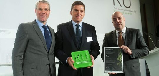 Norbert Röttgen, Bundesminister für Umwelt, Naturschutz und Reaktorsicherheit, Claus Möhlenkamp, Sprecher des Management Boards von Freudenberg Sealing Technologies, Dr. Markus Kerber, Hauptgeschäftsführer des Bundesverbandes der Deutschen Industrie e.V. (BDI) (v.l.n.r.) (Bild: Freundenberg Sealing Technolgies) Norbert Röttgen, Bundesminister für Umwelt, Naturschutz und Reaktorsicherheit, Claus Möhlenkamp, Sprecher des Management Boards von Freudenberg Sealing Technologies, Dr. Markus Kerber, Hauptgeschäftsführer des Bundesverbandes der Deutschen Industrie e.V. (BDI) (v.l.n.r.) (Bild: Freundenberg Sealing Technolgies)
