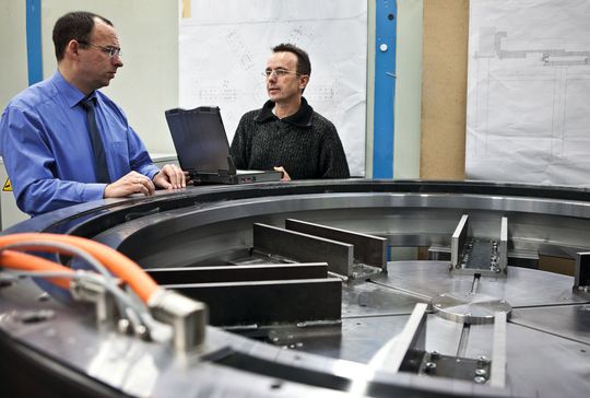 Entwickler und technischer Geschäftsfeldleiter Patrick Trolliet (l.) beim Test des ersten Torque-Motors für den chinesischen Markt. (Bild: Zollern)
