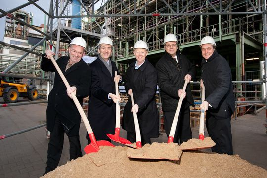 Legen Hand an für die neue Mehrzweck-Produktionsanlage in Leverkusen: Bayer-Chef Dr. Marijn Dekkers (Mitte), Patrick Thomas, Vorstandsvorsitzender von Bayer MaterialScience (2. v.l.), Dr. Tony Van Osselaer, Produktionsvorstand bei Bayer MaterialScience (l.), Daniel Meyer, Leiter des Bereichs Coatings, Adhesives, Specialties bei Bayer MaterialScience (r.), und Bayer-Gesamtbetriebsratsvorsitzender Thomas de Win (Bild: Bayer) Legen Hand an für die neue Mehrzweck-Produktionsanlage in Leverkusen: Bayer-Chef Dr. Marijn Dekkers (Mitte), Patrick Thomas, Vorstandsvorsitzender von Bayer MaterialScience (2. v.l.), Dr. Tony Van Osselaer, Produktionsvorstand bei Bayer MaterialScience (l.), Daniel Meyer, Leiter des Bereichs Coatings, Adhesives, Specialties bei Bayer MaterialScience (r.), und Bayer-Gesamtbetriebsratsvorsitzender Thomas de Win (Bild: Bayer)