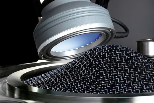 Ermittlung der Drapierbarkeit Der Drapetest erfasst optisch Drapiereffekte und deren Ausprägung während der dreidimensionalen Umformung. Die Ergebnisse werden softwareunterstützt ausgewertet. (Bild: Textechno) Ermittlung der Drapierbarkeit Der Drapetest erfasst optisch Drapiereffekte und deren Ausprägung während der dreidimensionalen Umformung. Die Ergebnisse werden softwareunterstützt ausgewertet. (Bild: Textechno)