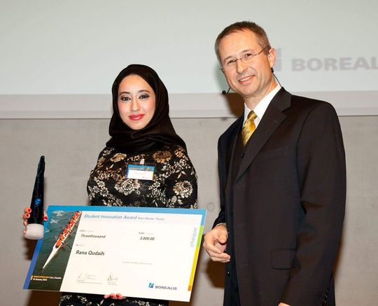 Rana Qudaih, Gewinnerin des Awards für die Masterarbeit, und Alfred Stern, Borealis Senior Vice President Innovation & Technology (Bild: Borealis) Rana Qudaih, Gewinnerin des Awards für die Masterarbeit, und Alfred Stern, Borealis Senior Vice President Innovation & Technology (Bild: Borealis)