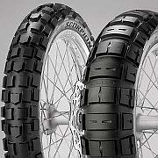 Mit acht Millimeter hohen Stollen soll der Pirelli Scorpion Rally on- und offroadtauglich sein. Mit acht Millimeter hohen Stollen soll der Pirelli Scorpion Rally on- und offroadtauglich sein.