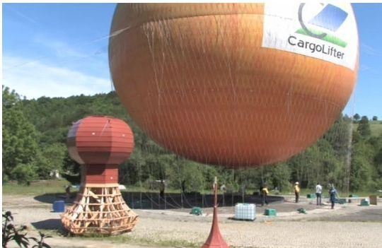 Ballonkran: Auf dem Luftweg lassen sich auch Schwerstlasten bequem ans Ziel transportieren Ballonkran: Auf dem Luftweg lassen sich auch Schwerstlasten bequem ans Ziel transportieren