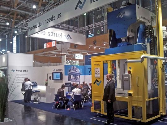Auf dem Kurtz-Messestand auf der Euroguss war auch eine 18 t schwere Entgratpresse zu sehen. (Bild: Kurtz) Auf dem Kurtz-Messestand auf der Euroguss war auch eine 18 t schwere Entgratpresse zu sehen. (Bild: Kurtz)