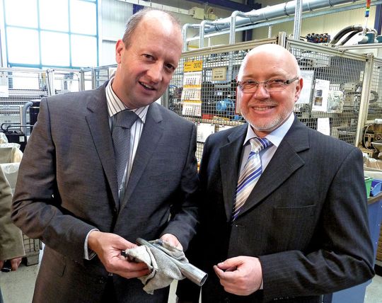 Sie leben die Felss Shortcut Technologies: Dr.-Ing. Burghard Schneider (l.), Felss und Felss Burger GmbH, und Eckhard Morlock, Technischer Geschäftsführer Felss Rotaform GmbH. (Bild: Kuhn) Sie leben die Felss Shortcut Technologies: Dr.-Ing. Burghard Schneider (l.), Felss und Felss Burger GmbH, und Eckhard Morlock, Technischer Geschäftsführer Felss Rotaform GmbH. (Bild: Kuhn)