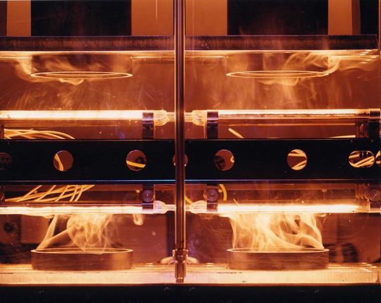 Infrarot-Strahler helfen glasfaserverstärkte Druckbehälter zu verschweißen. (Bild: Heraeus Noblelight)