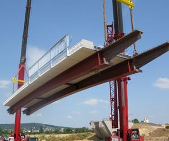 Straßenbrücke aus Glasfaser-Kunststoff: Das erste Projekt in Europa realisierten das Hessische Landesamt für Straßen- und Verkehrswesen und die Universität Stuttgart (Bild: hsvv)