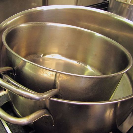 Töpfe für die Küche: Jomo ist ein Spezialist für Gemeinschaftsverpflegung und Gastronomie und investiert 15 Mio. Euro in seine Standorte. (Bild: Rainer Sturm, pixelio.de) Töpfe für die Küche: Jomo ist ein Spezialist für Gemeinschaftsverpflegung und Gastronomie und investiert 15 Mio. Euro in seine Standorte. (Bild: Rainer Sturm, pixelio.de)