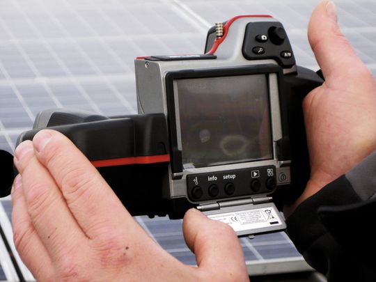 Inspektion von Solarmodulen mit einer Wärmebildkamera der T-Serie von Flir. (Flir) Inspektion von Solarmodulen mit einer Wärmebildkamera der T-Serie von Flir. (Flir)