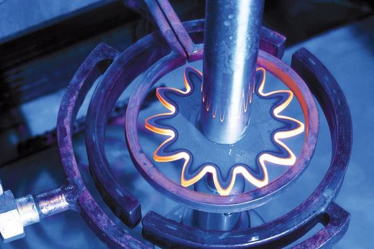Um optimal zur Einwirkung zu kommen, sind beim Induktionshärten die Induktionsspulen dem Werkstück geometrisch angepasst. Das Zweifrequenzhärten mit Hoch- und Mittelfrequenz ermöglicht besonders konturgetreues Härten. (Bild: Härterei Gerster) Um optimal zur Einwirkung zu kommen, sind beim Induktionshärten die Induktionsspulen dem Werkstück geometrisch angepasst. Das Zweifrequenzhärten mit Hoch- und Mittelfrequenz ermöglicht besonders konturgetreues Härten. (Bild: Härterei Gerster)