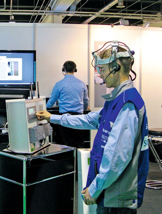 Dank der Serviceweste mit integrierter Kopfkamera, Display und Head-Set sieht und hört ein externer Experte dasselbe wie der Servicetechniker vor Ort. (Siemens) Dank der Serviceweste mit integrierter Kopfkamera, Display und Head-Set sieht und hört ein externer Experte dasselbe wie der Servicetechniker vor Ort. (Siemens)