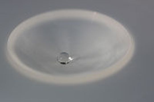 Superhydrophobe, dreidimensional geformte Oberflächen ermöglichen beispielsweise die hochpräzise Dosierung von Medikamenten. (Bild: RWTH Aachen) Superhydrophobe, dreidimensional geformte Oberflächen ermöglichen beispielsweise die hochpräzise Dosierung von Medikamenten. (Bild: RWTH Aachen)