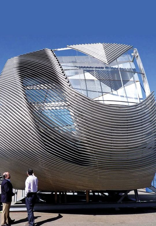Edelstahlrohre, die als Verkleidungselemente für ein Gebäude in Saudi-Arabien passgenau gebogen werden sollen. Mit dem Mock-up hat Neu die Machbarkeit bewiesen. Die Realisierung soll bald starten. (Bild: Neu) Edelstahlrohre, die als Verkleidungselemente für ein Gebäude in Saudi-Arabien passgenau gebogen werden sollen. Mit dem Mock-up hat Neu die Machbarkeit bewiesen. Die Realisierung soll bald starten. (Bild: Neu)