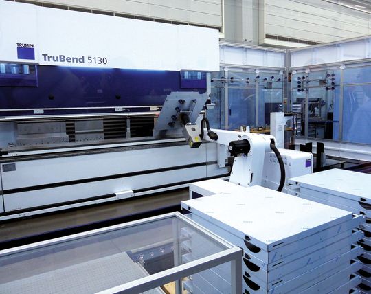 Die Fertigungszelle ist eine der höchsten Stufen für Automatisierung der Blechbearbeitung. Darüber steht nur die Verkettung mehrerer Fertigungszellen. (Bild: Kuhn) Die Fertigungszelle ist eine der höchsten Stufen für Automatisierung der Blechbearbeitung. Darüber steht nur die Verkettung mehrerer Fertigungszellen. (Bild: Kuhn)
