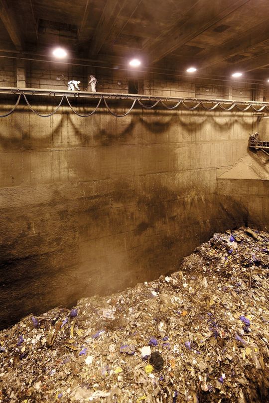 Bild 1: Falltiefe 20 m: Die Absturzsicherung ist nicht nur ein Thema in der Müllentsorgung. Auch Industrieunternehmen müssen in moderne Sicherheitssysteme investieren. (Bild: ABS) Bild 1: Falltiefe 20 m: Die Absturzsicherung ist nicht nur ein Thema in der Müllentsorgung. Auch Industrieunternehmen müssen in moderne Sicherheitssysteme investieren. (Bild: ABS)