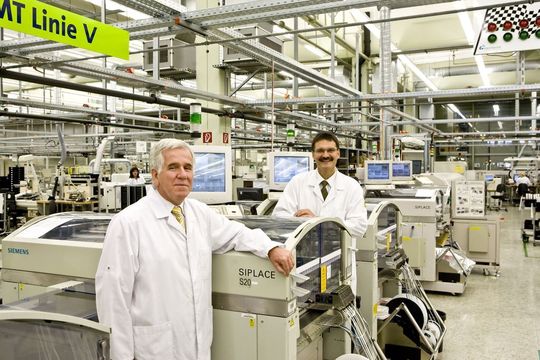 Ein Foto aus besseren Zeiten: Das Bild zeigt die Inbetriebnahme einer neuen SMT-Linie durch Geschäftsführer Gerhard Kleineidam (links) und Vertriebsleiter Maik Regenbrecht im Jahr 2008. (Xenterio)