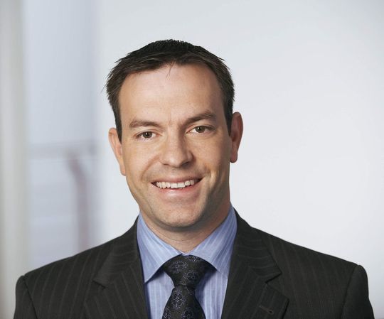 Marc Büttgenbach, Sales Director Labels and Consumables bei Bizerba: „Mit Bizerba Etiketten können auch Kassiererinnen beruhigt aufatmen, die viel Kontakt mit Etiketten haben." (Bild: Bizerba) Marc Büttgenbach, Sales Director Labels and Consumables bei Bizerba: „Mit Bizerba Etiketten können auch Kassiererinnen beruhigt aufatmen, die viel Kontakt mit Etiketten haben." (Bild: Bizerba)