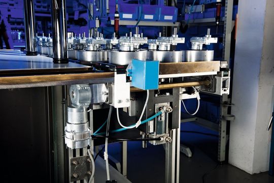 Mit einem EC-Motor und dem Eta-Crown-Winkelgetriebe wird die Transportgeschwindigkeit in Montageanlagen durch den Verarbeitungsprozess bedarfsgerecht und damit energieoptimiert gesteuert. (Bild: Zeitlauf)