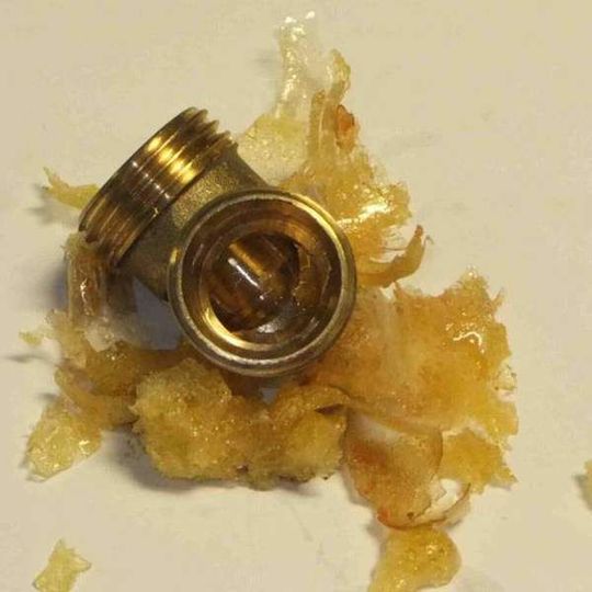 Mit dem ENVII-PU-Cleaner EN705 werden die anhaftenden Isocyanat- und PU-Reste angequollen, die Polymerstruktur abgebaut und die Haftung zu den Anlagenteilen derart reduziert, dass die Anhaftungen meist schon nach einigen Stunden Einwirkzeit abgewischt, bzw. mittels Bürste oder Spachtel leicht entfernt werden können. (Bild: Klebtechnik Dr. Hartwig Lohse)