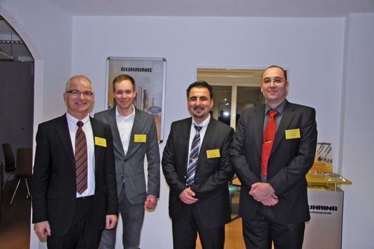 Le directeur de l'entreprise et trois techniciens au service de la clientèle. De gauche à droite, Markus Blum (directeur), Tobias Baur et deux conseillers fraîchement engagés: Orhan Tulgar et David Hola. Le directeur de l'entreprise et trois techniciens au service de la clientèle. De gauche à droite, Markus Blum (directeur), Tobias Baur et deux conseillers fraîchement engagés: Orhan Tulgar et David Hola.