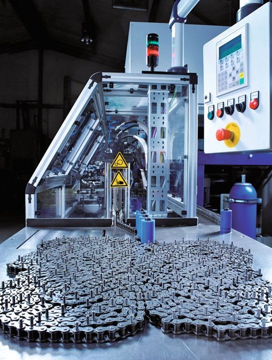 Herzstück des neuen Fertigungsbereichs ist eine neu entwickelte Bolzenmaschine. (Bild: Iwis) Herzstück des neuen Fertigungsbereichs ist eine neu entwickelte Bolzenmaschine. (Bild: Iwis)