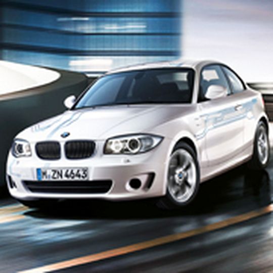 Einser unter Strom: Mit einer Kleinserie von 1.100 Exemplaren tritt der BMW 1er ActiveE die Nachfolge des vollelektrischen Mini E an. Er dient den Münchnern als rollendes Test-Labor für Elektromobilität im Alltag. Einser unter Strom: Mit einer Kleinserie von 1.100 Exemplaren tritt der BMW 1er ActiveE die Nachfolge des vollelektrischen Mini E an. Er dient den Münchnern als rollendes Test-Labor für Elektromobilität im Alltag.