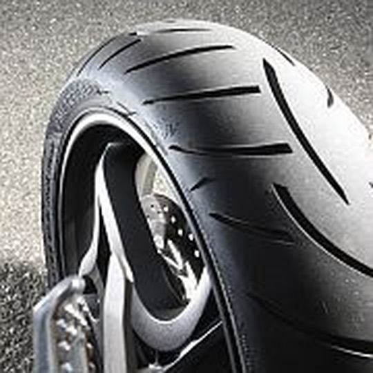 Bekanntes Profil, neuer Gummi: der Metzeler Roadtec Z8 Interact im Bi-Compound-Technik. Bekanntes Profil, neuer Gummi: der Metzeler Roadtec Z8 Interact im Bi-Compound-Technik.