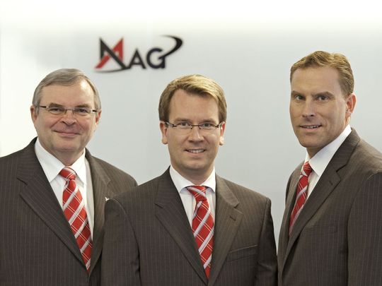 Die Führungsriege der Automobilsparte bei MAG (v.l.n.r.): Dr. Manfred Berger, Dr. Sebastian Schöning und Brian Prina. (Bild: MAG Europe)