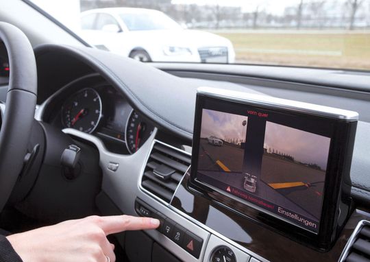 Fahrerassistenzsysteme: Die extrem hohen Anforderungen in Sachen Entwicklung und Validierung von Systemen wie dem Kreuzungsassistenenten von Audi lässt sich mit den richtigen Tools vereinfachen (Bild: Audi)